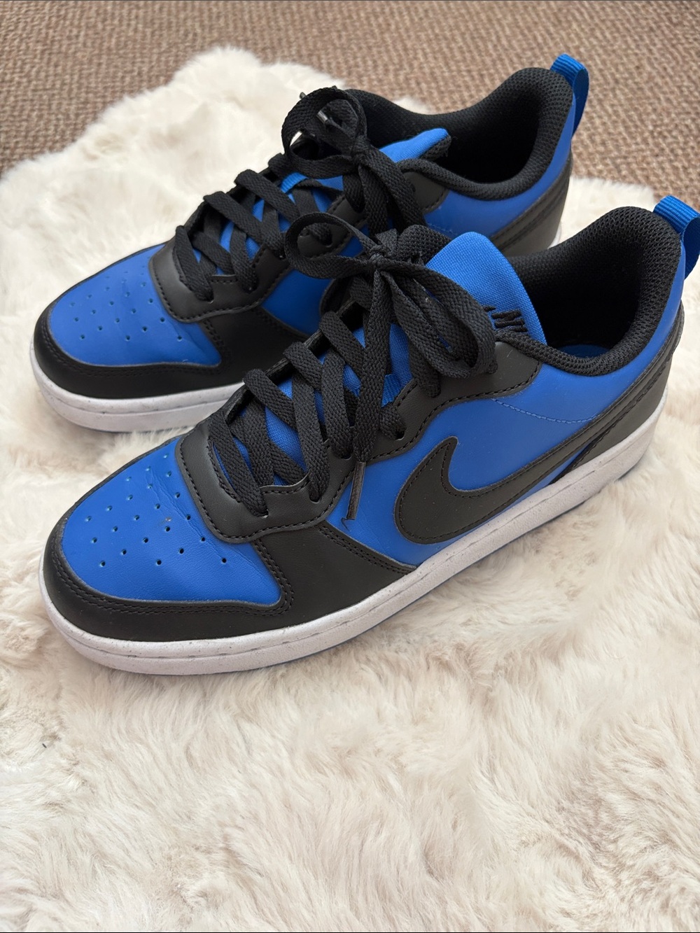 Nike Low-Top Sneakers in Royal Blue & Black